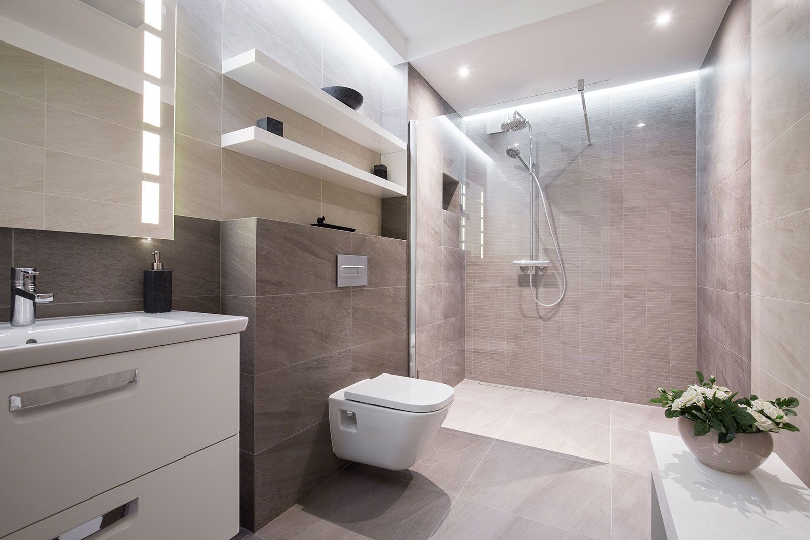 Hell gefliestes Badezimmer mit einer Dusche