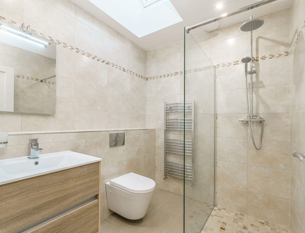 Modernes Badezimmer in warmen Tönen